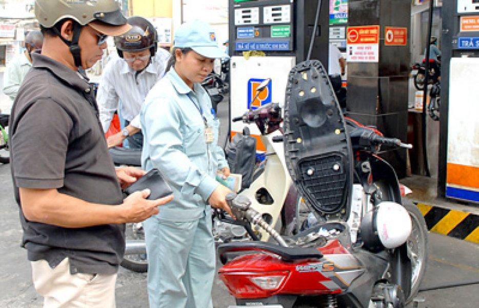 Giá xăng dầu bất ngờ giảm hơn 300 đồng/lít