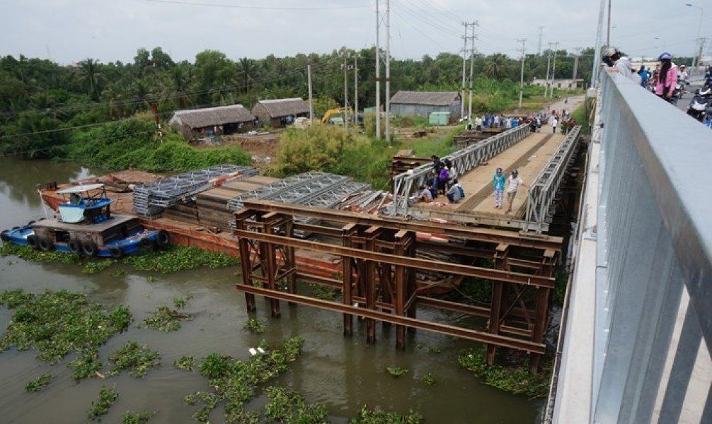 Tháo dỡ cầu không rào chắn, cô gái 18 tuổi rơi xuống sông mất tích