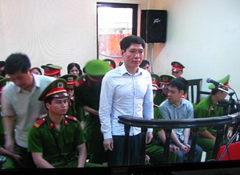 Dương Chí Dũng vui vẻ tại phiên tòa xét xử  phúc thẩm em trai